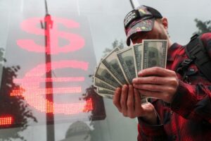Подробнее о статье Доллар шагнет от 75 до 100 руб.? Курс сегодня, 27 апреля, что с евро, юанем