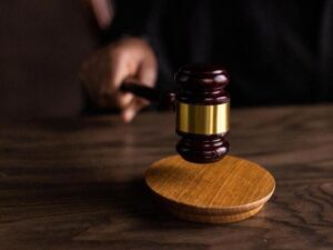 Подробнее о статье Суд оставил в силе оправдательный приговор экс-сотрудникам женской колонии, где заключенные погибли в канализации