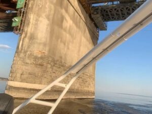 Подробнее о статье Теплоход врезался в опору моста в российском городе