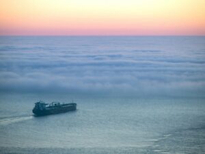 Подробнее о статье В Иране захвачен связанный с ОАЭ нефтетанкер