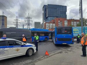 Подробнее о статье Водитель грузовика, врезавшегося в автобус на севере Москвы, погиб от остановки сердца