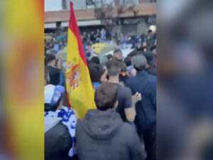 Подробнее о статье Женщина протаранила толпу футбольных фанатов в Испании, пострадало 13 человек