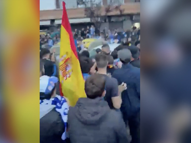 Подробнее о статье Женщина протаранила толпу футбольных фанатов в Испании, пострадало 13 человек
