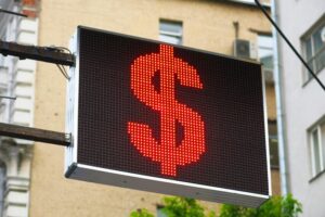 Подробнее о статье Доллар взлетит выше «сотки»? Каковы курсы валют 27 июня, что с евро и юанем