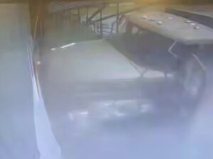 Подробнее о статье Пьяный водитель грузовика «в прыжке» въехал в здание, выпал и убежал: видео