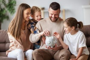 Подробнее о статье Родителям дали советы, как научить детей обращаться с деньгами