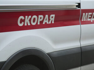 Подробнее о статье Стало известно о состоянии 3-летней девочки, на которую упала бутылка с 24 этажа