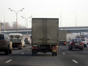 Подробнее о статье В Новосибирске женщина остановила ехавший без водителя грузовик