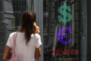 Подробнее о статье ЦБ опустил рубль на дно? Курсы валюты сегодня, 27 июля: доллар, евро, юань