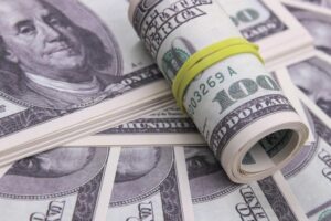 Подробнее о статье ЦБ впервые за три месяца повысил курс доллара в России