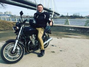 Подробнее о статье Экс-участник группы The Hatters Вадим Рулёв разбился с женой на мотоцикле
