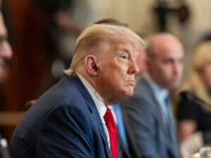 Подробнее о статье К Трампу возникли серьезные вопросы из-за смертоносного наводнения в Техасе