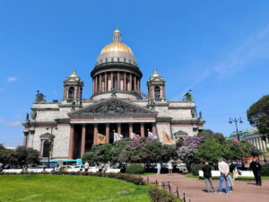 Подробнее о статье Мигранты танцевали и стреляли перед Исаакиевским собором в Петербурге