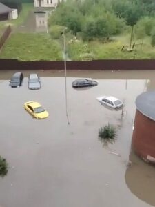 Подробнее о статье Московские эвакуаторы не справляются с количеством вызовов из-за ливней