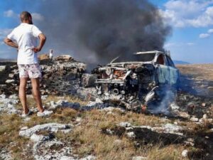 Подробнее о статье Прорвашийся в крымский заповедник Porsche Cayenne сгорел дотла