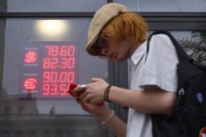 Подробнее о статье Рубль бьет рекорды. Каковы курсы валют 3 июля, что с долларом, евро и юанем