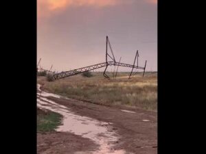Подробнее о статье Сильный ураган оставил Волжский без света и воды