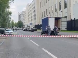 Подробнее о статье Силовики оцепили дорогу у хранилища ЦБ и осматривают «Газель»