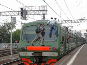 Подробнее о статье Детали гибели зацепера в Подмосковье: пытавшаяся спасти его пассажирка пожертвовала сумкой