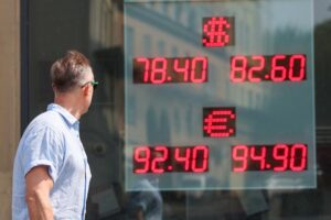 Подробнее о статье Доллар катится вниз? Курсы валют сегодня, 8 августа, что с евро и юанем