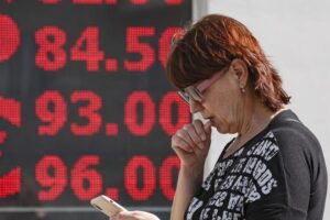 Подробнее о статье Россияне кинулись скупать валюту: куда лучше всего вложить рубли в августе