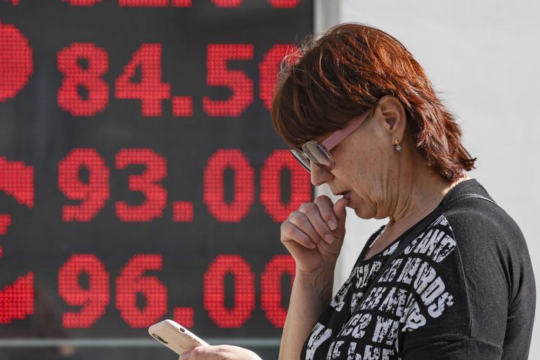 Подробнее о статье Россияне кинулись скупать валюту: куда лучше всего вложить рубли в августе