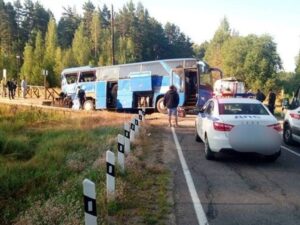 Подробнее о статье В столкнувшемся с поездом в Ленобласти автобусе ехали дети