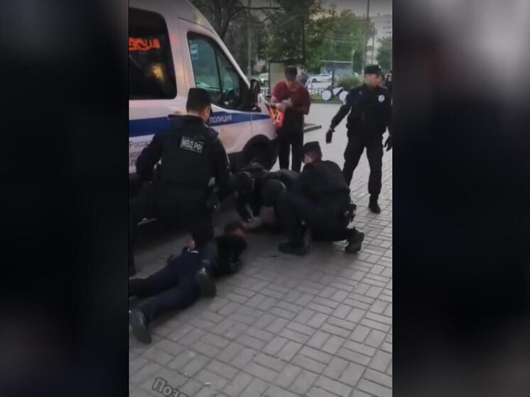 Подробнее о статье «Пакуй всех»: полиция Петербурга жёстко скрутила диаспору, бросившуюся выручать вооружённого азербайджанца