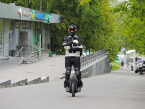 Подробнее о статье Ремонтник СИМ объяснил возможную причину взрыва моноколеса в аэропорту Домодедово