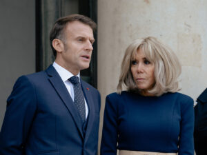 Подробнее о статье Гендерные приключения: десять человек предстанут перед  судом за домогательства к жене Макрона