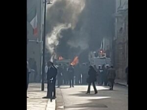 Подробнее о статье Грузовик загорелся у резиденции премьера Франции