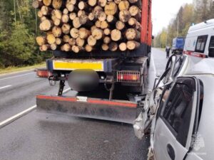 Подробнее о статье Иномарку «смяло» в ДТП с лесовозом в российском регионе, есть погибшие
