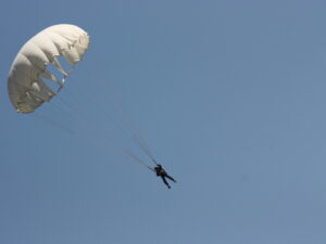 Подробнее о статье Названа причина трагической смерти всемирно известного рекордсмена по прыжкам с парашютом