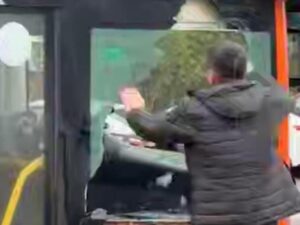 Подробнее о статье Пассажир с ножом разнес автобус в Нижнем