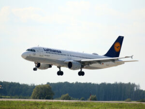 Подробнее о статье Пилот Сальников рассказал, почему лайнеру рискованно лететь с выпущенным шасси