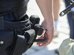 Подробнее о статье Полиция ранила угрожавшего взорвать гранату в ресторане мужчину