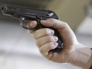 Подробнее о статье Посетитель подстрелил кассира в супермаркете на севере Москвы