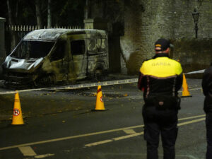 Подробнее о статье Протестующие атаковали гостиницу с мигрантами после сексуального насилия против маленькой девочки