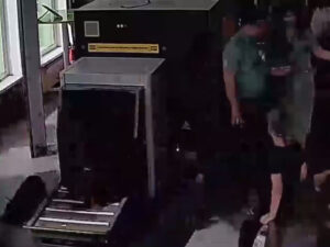 Подробнее о статье Разбила виски, показала палец: россиянку привлекут за дебош на таможне