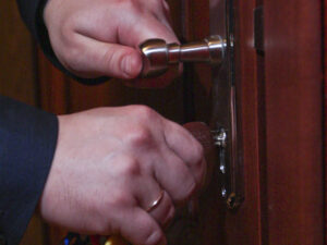 Подробнее о статье Школьницу 5 часов держали в подсобке супермаркета из-за украденной конфеты