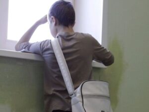 Подробнее о статье Школьник получил травму лица, попав в давку на перемене