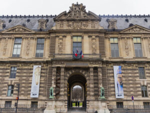 Подробнее о статье Стали известны основные версии ограбления Лувра