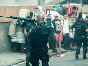 Подробнее о статье Тела разбросаны всюду: в беспорядках в трущобах мегаполиса погибли более 60 человек