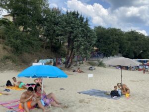 Подробнее о статье Успешный кардиолог оставил без присмотра под палящим солнцем младенца