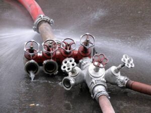 Подробнее о статье В Барнауле загорелся школьный спорткомплекс