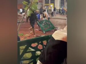 Подробнее о статье В популярной у туристов арабской стране вспыхнули яростные протесты молодежи