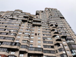 Подробнее о статье В российском регионе местные жители пожаловались на потоп в подъезде нового дома