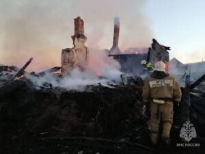 Подробнее о статье В российском регионе загорелся дом с запертыми детьми внутри