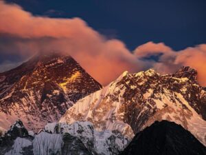 Подробнее о статье Вертолет разбился в горах во время работ по спасению застрявших туристов
