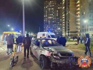 Подробнее о статье Водитель протаранил остановку из-за внезапного маневра: пострадали люди